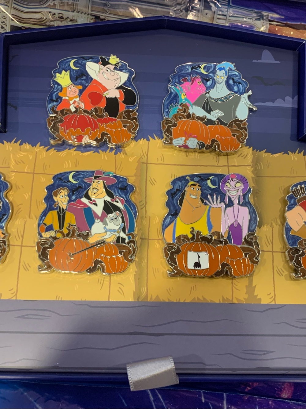 Disney Parks 2026 Halloween Villain Box Pin Set with Chaser Pin LE 2000 New - Picture 8 of 14
